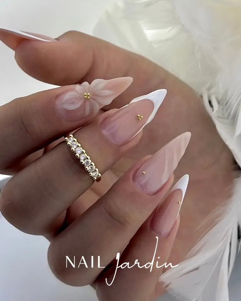 Jemná růžová manikúra s květinovým detailem od Nail Jardin