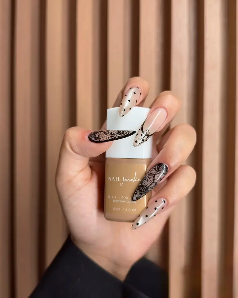 Manikúra s jemným krajkovým vzorem v salonu Nail Jardin
